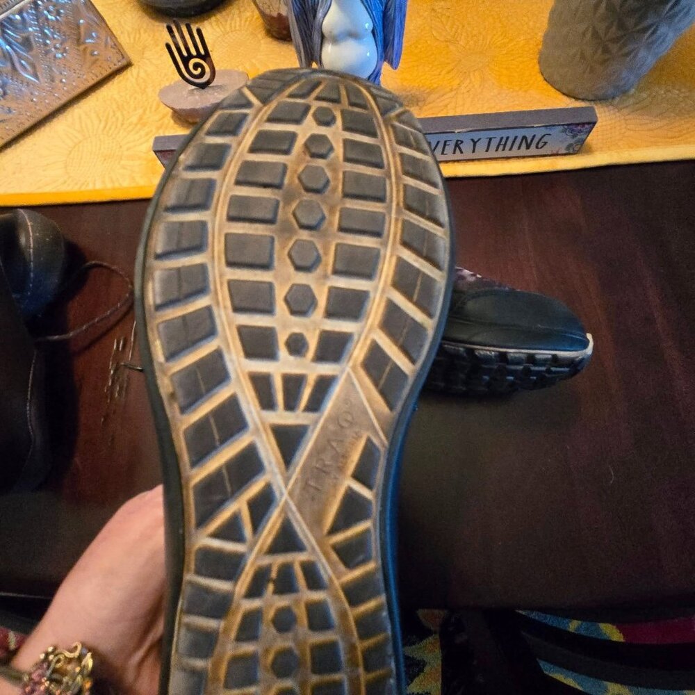 Traq by Alegria size 42  black and white Blast Off pattern